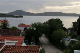 VODICE, lijepo uređen stan sa pogledom na more, Vodice, شقة