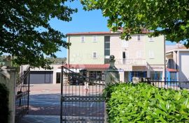 Apartmanska kuća sa dva poslovna prostora, Makarska, House