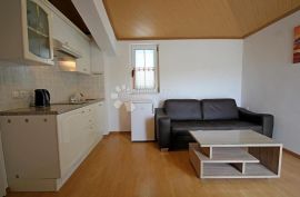 Apartmanska kuća sa dva poslovna prostora, Makarska, Ev