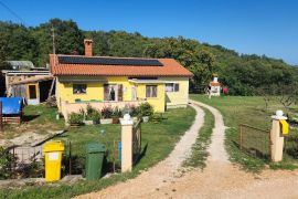 KUĆA SA VELIKIM IMANJEM I DVA POMOĆNA OBJEKTA, Labin, Casa