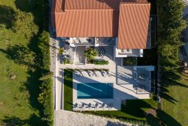 ELEGANTNA VILA SA BAZENOM, 3 STAMBENE JEDINICE 1KM OD MORA!, Poreč, Дом