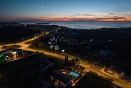 ELEGANTNA VILA SA BAZENOM, 3 STAMBENE JEDINICE 1KM OD MORA!, Poreč, Дом