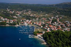 Zemljište okruženo prirodom i maslenicima u blizini centra, Rab, Γη