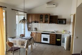 PREKRASAN APARTMAN 200 METARA OD MORA, Vodice, Flat