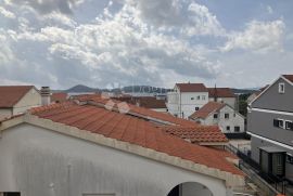 PREKRASAN APARTMAN 200 METARA OD MORA, Vodice, Flat