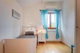 VILLA SA 3 APARTMANA, BAZENOM, GARAŽOM I OKUĆNICOM!, Žminj, Haus