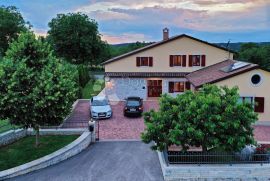 VILLA SA 3 APARTMANA, BAZENOM, GARAŽOM I OKUĆNICOM!, Žminj, Haus