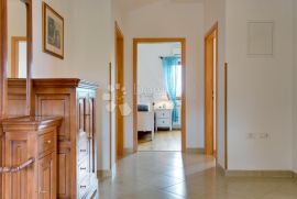 VILLA SA 3 APARTMANA, BAZENOM, GARAŽOM I OKUĆNICOM!, Žminj, Haus