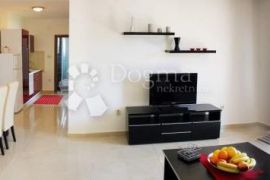 ROGOZNICA- PREDIVNA APARTMANSKA KUĆA 50M OD MORA, Rogoznica, Дом