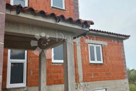 Kuća sa potencijalom na osami 3650 m2 okućnice, Vodnjan, Ev