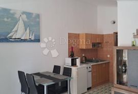 Prilika! Kuća sa tri apartmana- Ražanac!, Ražanac, Haus