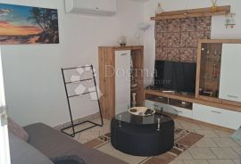 Prilika! Kuća sa tri apartmana- Ražanac!, Ražanac, Haus