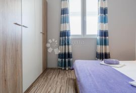 Apartmanska kuća sa 6 apartmana, Vir, Дом