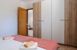 Apartmanska kuća sa 6 apartmana, Vir, Дом