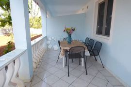 Apartmanska kuća sa 6 apartmana, Vir, Дом