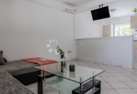 Apartmanska kuća sa 6 apartmana, Vir, Дом