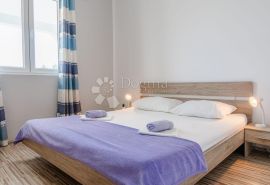 Apartmanska kuća sa 6 apartmana, Vir, Дом