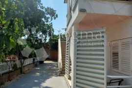 VODICE KUĆA SA 7 SMJEŠTAJNIH JEDINICA, Vodice, Casa