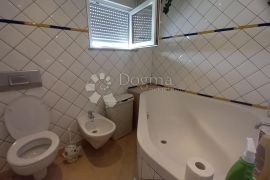 Apartmanska kuća sa velikom okućnicom, Makarska, House