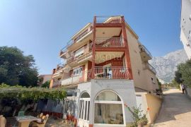 Apartmanska kuća sa velikom okućnicom, Makarska, House