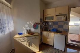 Apartmanska kuća sa velikom okućnicom, Makarska, House