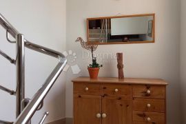 Apartmanska kuća sa velikom okućnicom, Makarska, House