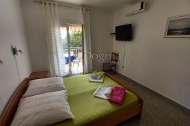 Apartmanska kuća sa velikom okućnicom, Makarska, House