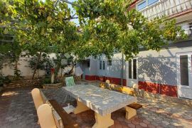 Apartmanska kuća sa velikom okućnicom, Makarska, House