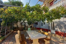 Apartmanska kuća sa velikom okućnicom, Makarska, House