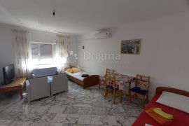 Apartmanska kuća sa velikom okućnicom, Makarska, House