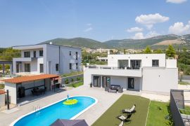 VILLA SA BAZENOM, Kaštela, House