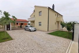 Kuća s 3 apartmana u mirnom dijelu Vodica!, Vodice, Kuća