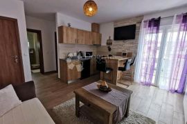 Kuća s 3 apartmana u mirnom dijelu Vodica!, Vodice, Kuća