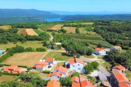 ČAROBNA KUĆA 2 KM OD MORA, NA RUBU SELA, Barban, House