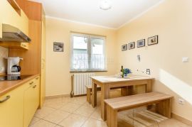 MALINSKA - APARTMANSKA KUĆA 100 m OD MORA, Malinska-Dubašnica, Casa