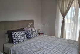 Predivna kuća sa apartmanima 300 m od mora, Medulin, Дом