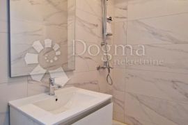 STAN 106 M2, 3OO METARA DO MORA, BAZEN – TOP LOKACIJA! 1. KAT, Medulin, Appartement