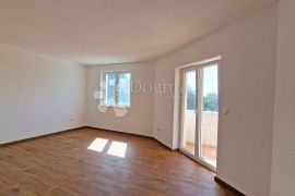 STAN 106 M2, 3OO METARA DO MORA, BAZEN – TOP LOKACIJA! 1. KAT, Medulin, Appartement