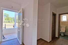 STAN 106 M2, 3OO METARA DO MORA, BAZEN – TOP LOKACIJA! 1. KAT, Medulin, Appartement