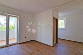 STAN 106 M2, 3OO METARA DO MORA, BAZEN – TOP LOKACIJA! 1. KAT, Medulin, Appartement