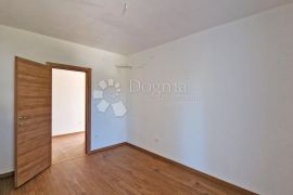 STAN 106 M2, 3OO METARA DO MORA, BAZEN – TOP LOKACIJA! 1. KAT, Medulin, Appartement