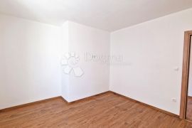 STAN 106 M2, 3OO METARA DO MORA, BAZEN – TOP LOKACIJA! 1. KAT, Medulin, Appartement