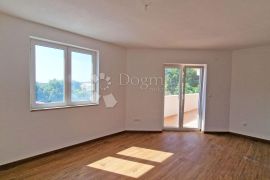 STAN 106 M2, 3OO METARA DO MORA, BAZEN – TOP LOKACIJA! 1. KAT, Medulin, Appartement