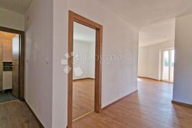 STAN 106 M2, 3OO METARA DO MORA, BAZEN – TOP LOKACIJA! 1. KAT, Medulin, Appartement