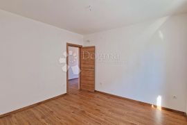 STAN 106 M2, 3OO METARA DO MORA, BAZEN – TOP LOKACIJA! 1. KAT, Medulin, Appartement