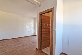 STAN 106 M2, 3OO METARA DO MORA, BAZEN – TOP LOKACIJA! 1. KAT, Medulin, Appartement