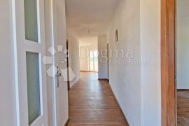 STAN 106 M2, 3OO METARA DO MORA, BAZEN – TOP LOKACIJA! 1. KAT, Medulin, Appartement