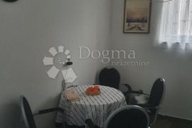 Stan u prizemlju kuće sa dvorištem u centru Ogulina, Ogulin, Apartamento