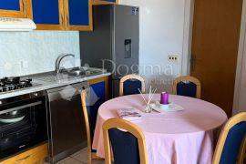 MALINSKA - DVOETAŽNI APARTMAN BLIZU MORA, Malinska-Dubašnica, Appartment