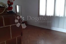 KUĆA ZA RENOVACIJU TURČIN, Gornji Kneginec, House